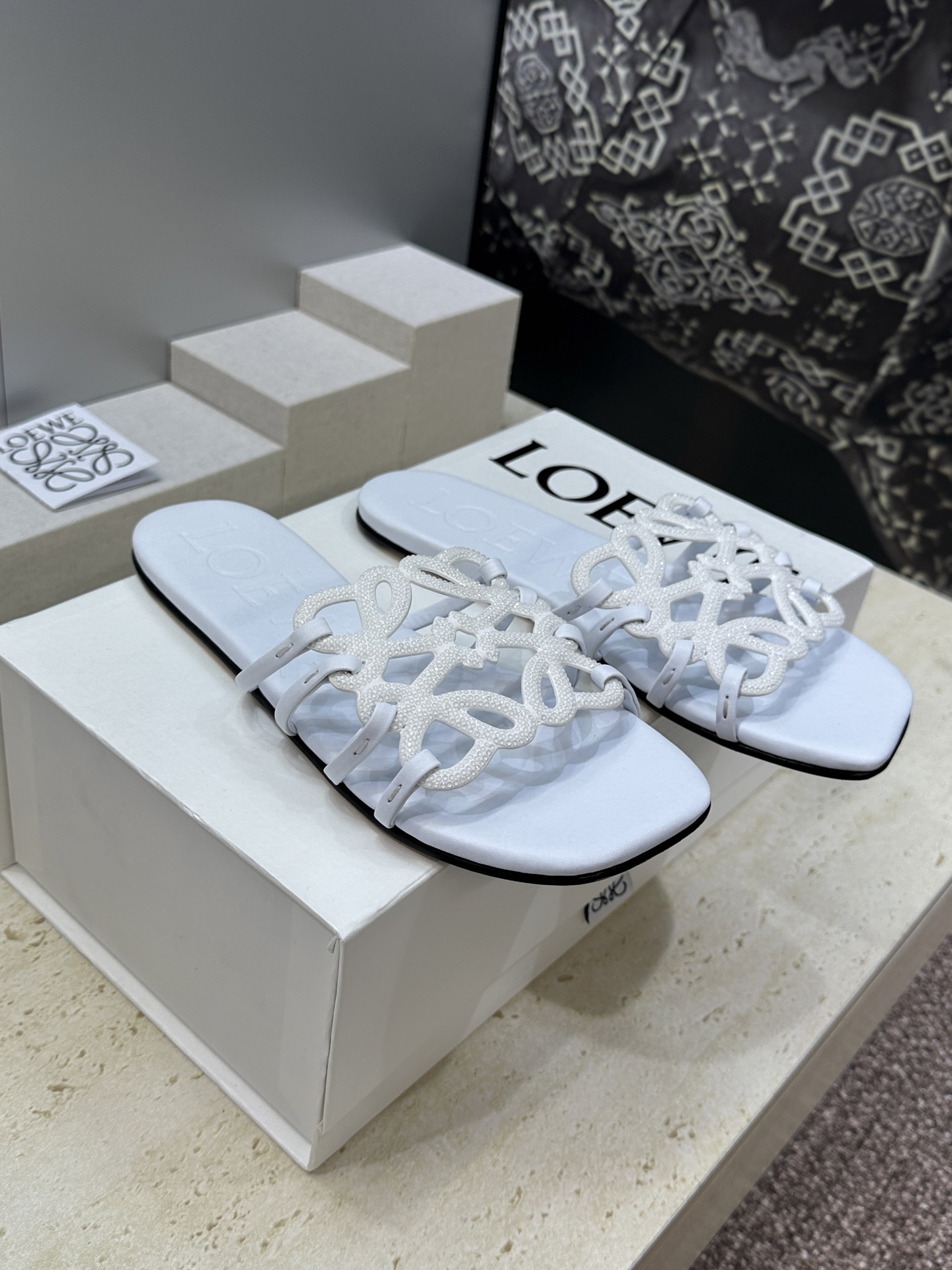LOEWE 2026早春新款果冻色水钻女鞋  罗意威字母logo平底方头镂空露趾凉拖鞋材质：鞋面进口羊猄