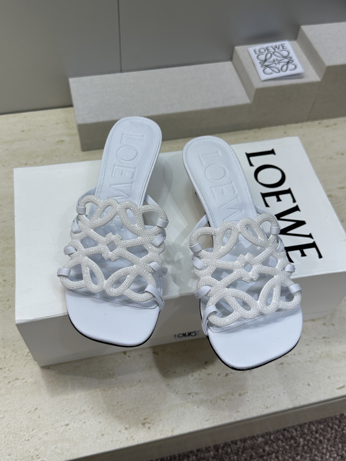 LOEWE 2026早春新款果冻色水钻女鞋  罗意威字母logo低跟方头镂空露趾凉拖鞋材质：鞋面进口羊猄