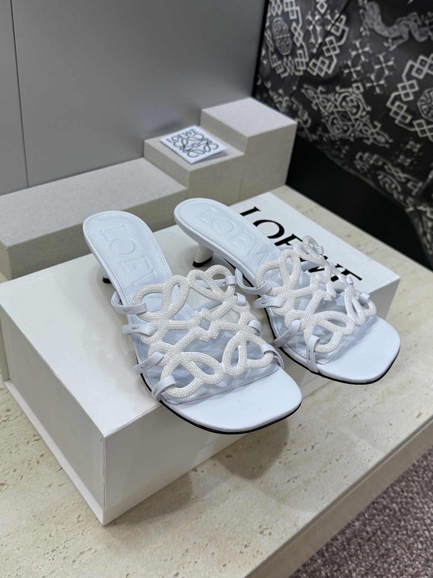 LOEWE 2026早春新款果冻色水钻女鞋  罗意威字母logo低跟方头镂空露趾凉拖鞋材质：鞋面进口羊猄