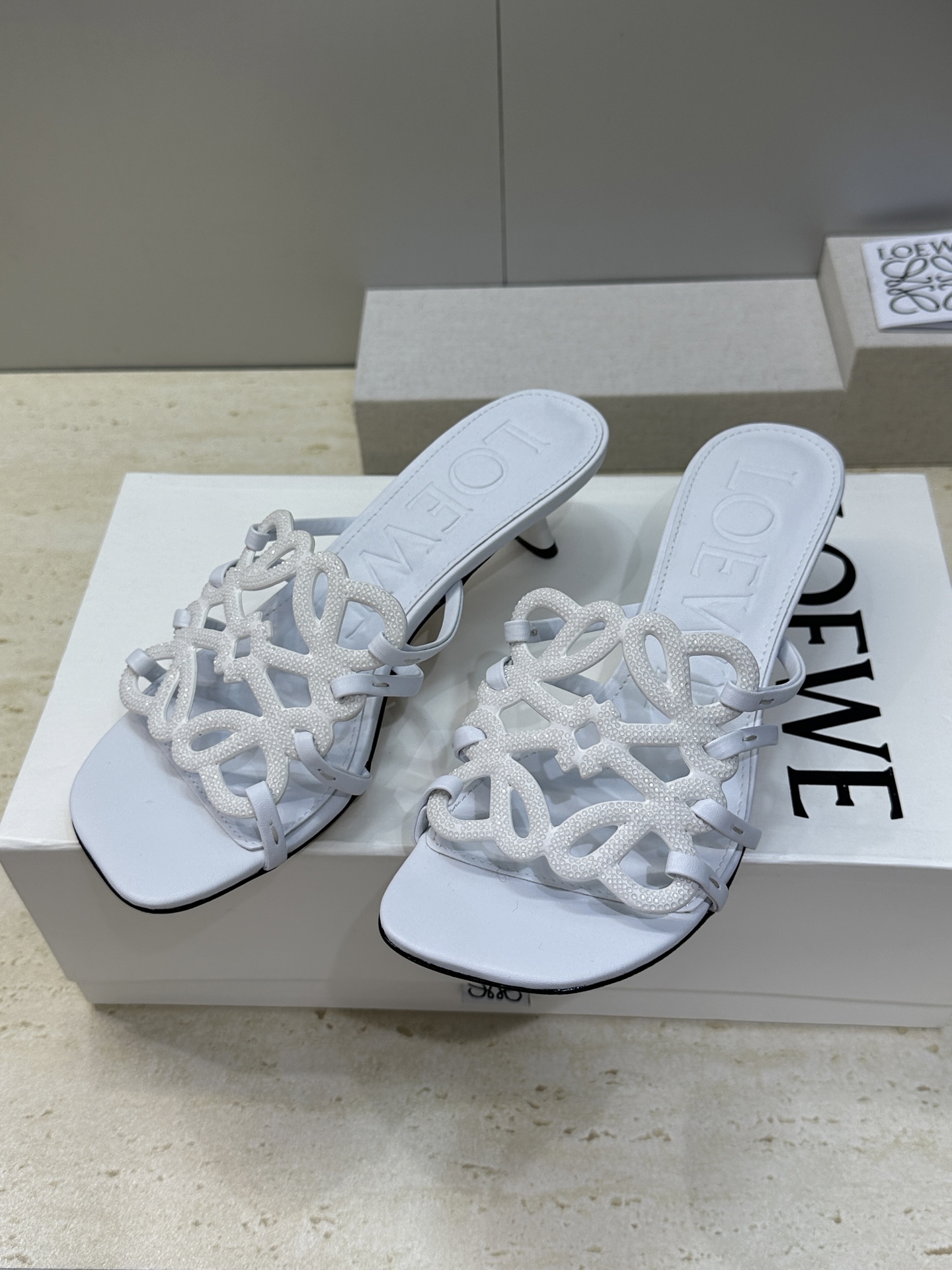 LOEWE 2026早春新款果冻色水钻女鞋  罗意威字母logo低跟方头镂空露趾凉拖鞋材质：鞋面进口羊猄