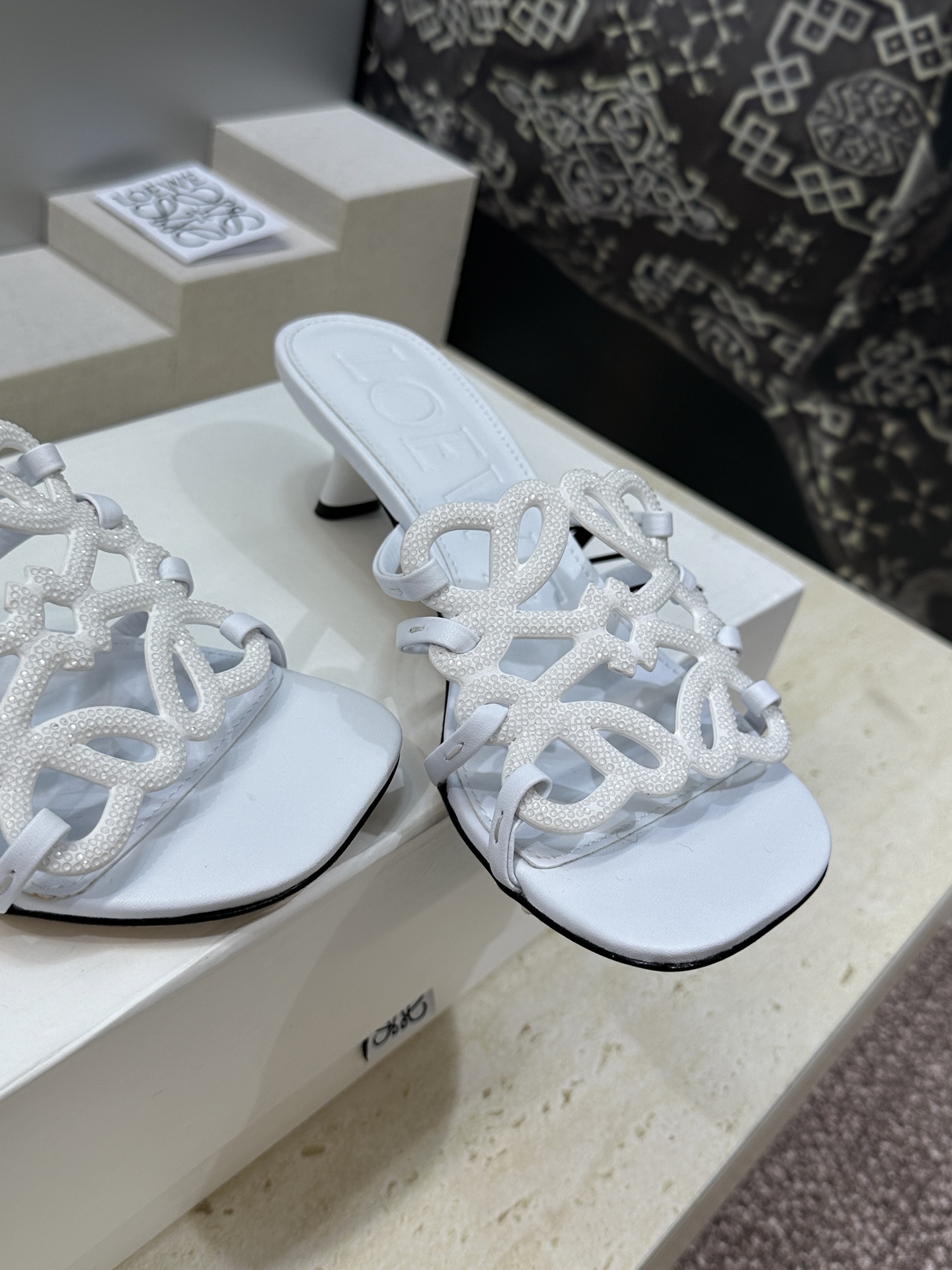 LOEWE 2026早春新款果冻色水钻女鞋  罗意威字母logo低跟方头镂空露趾凉拖鞋材质：鞋面进口羊猄