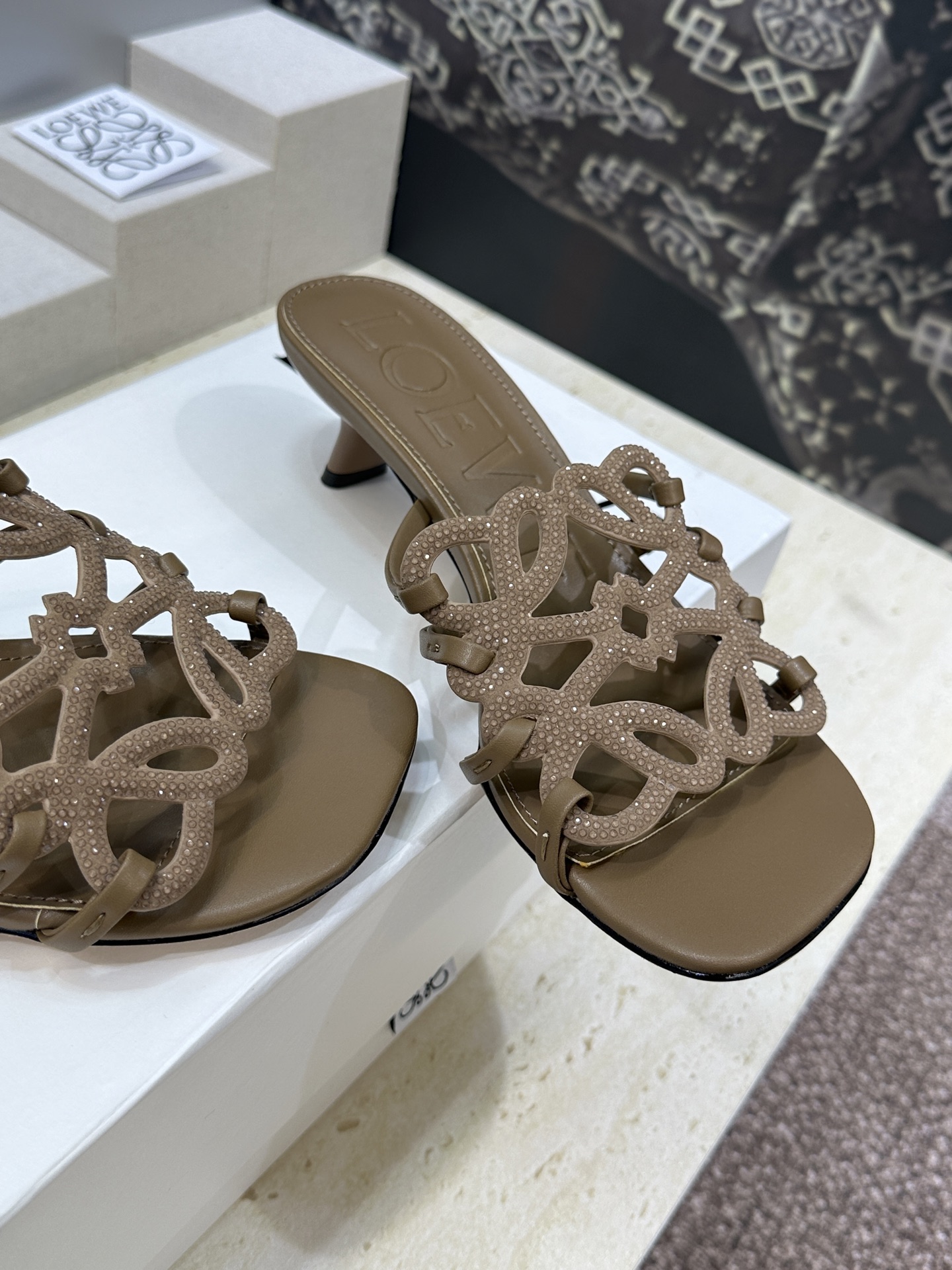 LOEWE 2026早春新款果冻色水钻女鞋  罗意威字母logo低跟方头镂空露趾凉拖鞋材质：鞋面进口羊猄