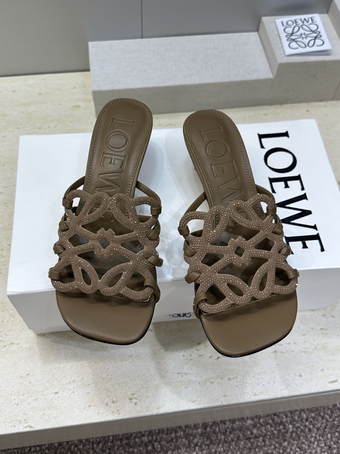 LOEWE 2026早春新款果冻色水钻女鞋  罗意威字母logo低跟方头镂空露趾凉拖鞋材质：鞋面进口羊猄