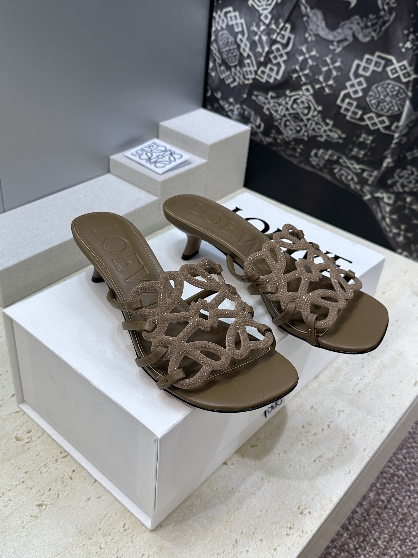 LOEWE 2026早春新款果冻色水钻女鞋  罗意威字母logo低跟方头镂空露趾凉拖鞋材质：鞋面进口羊猄