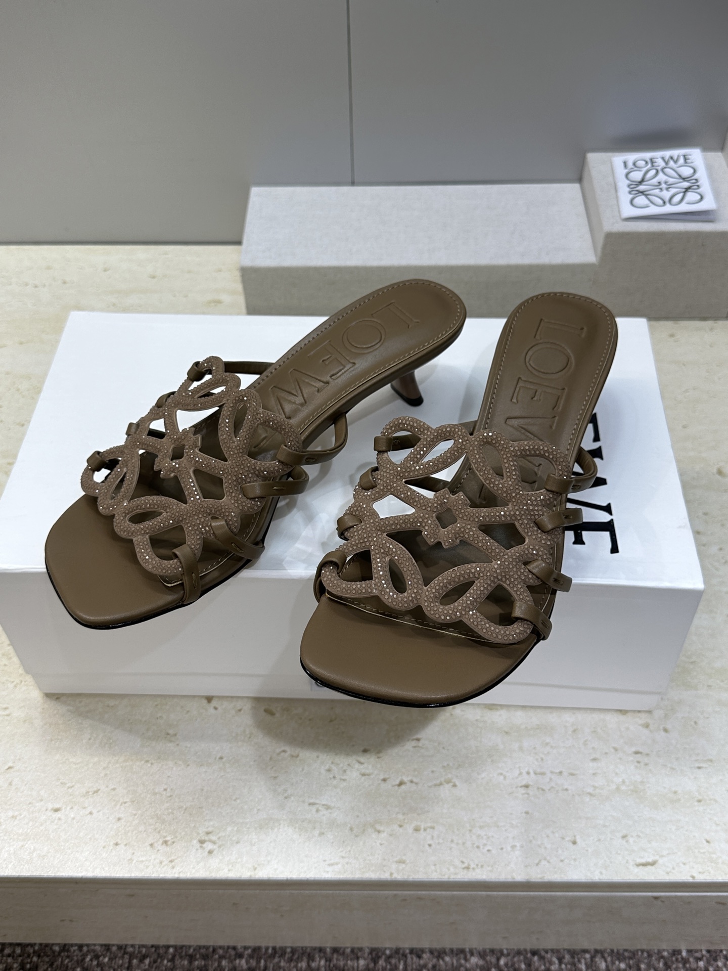 LOEWE 2026早春新款果冻色水钻女鞋  罗意威字母logo低跟方头镂空露趾凉拖鞋材质：鞋面进口羊猄