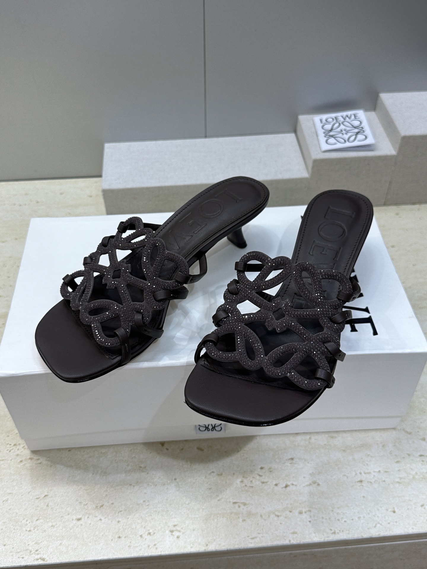 LOEWE 2026早春新款果冻色水钻女鞋  罗意威字母logo低跟方头镂空露趾凉拖鞋材质：鞋面进口羊猄
