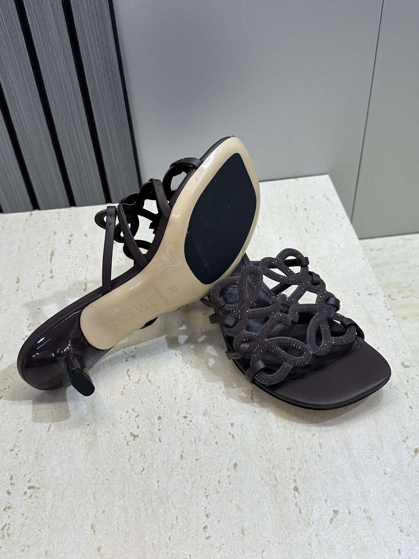 LOEWE 2026早春新款果冻色水钻女鞋  罗意威字母logo低跟方头镂空露趾凉拖鞋材质：鞋面进口羊猄