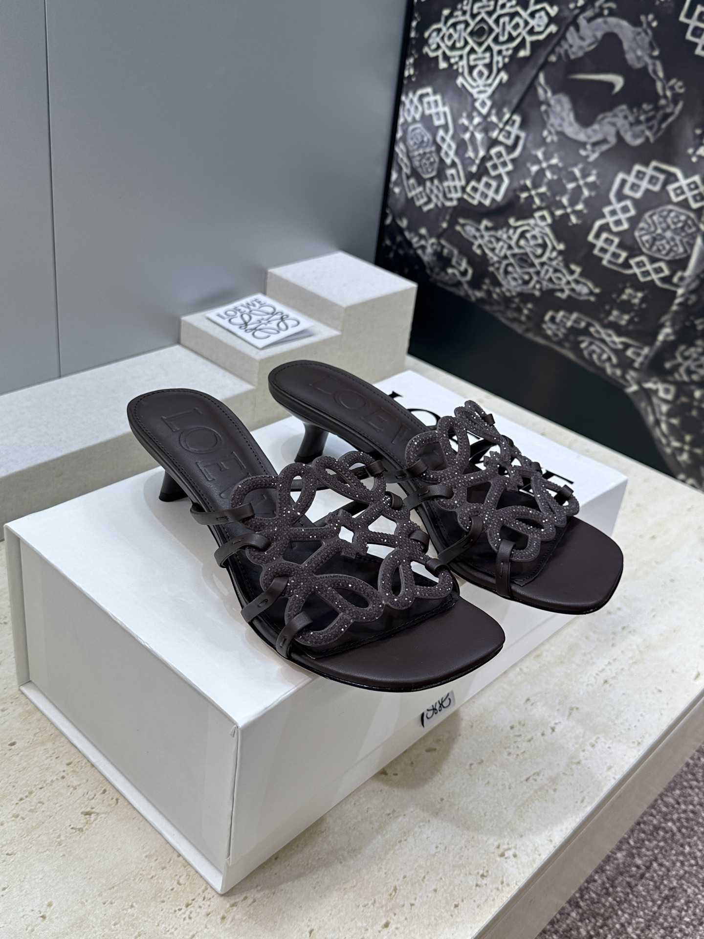 LOEWE 2026早春新款果冻色水钻女鞋  罗意威字母logo低跟方头镂空露趾凉拖鞋材质：鞋面进口羊猄