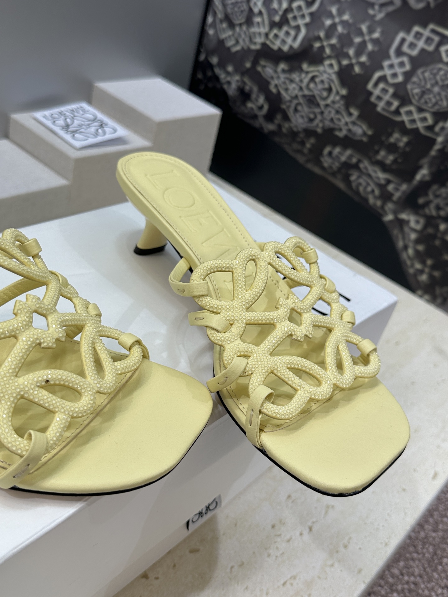 LOEWE 2026早春新款果冻色水钻女鞋  罗意威字母logo低跟方头镂空露趾凉拖鞋材质：鞋面进口羊猄
