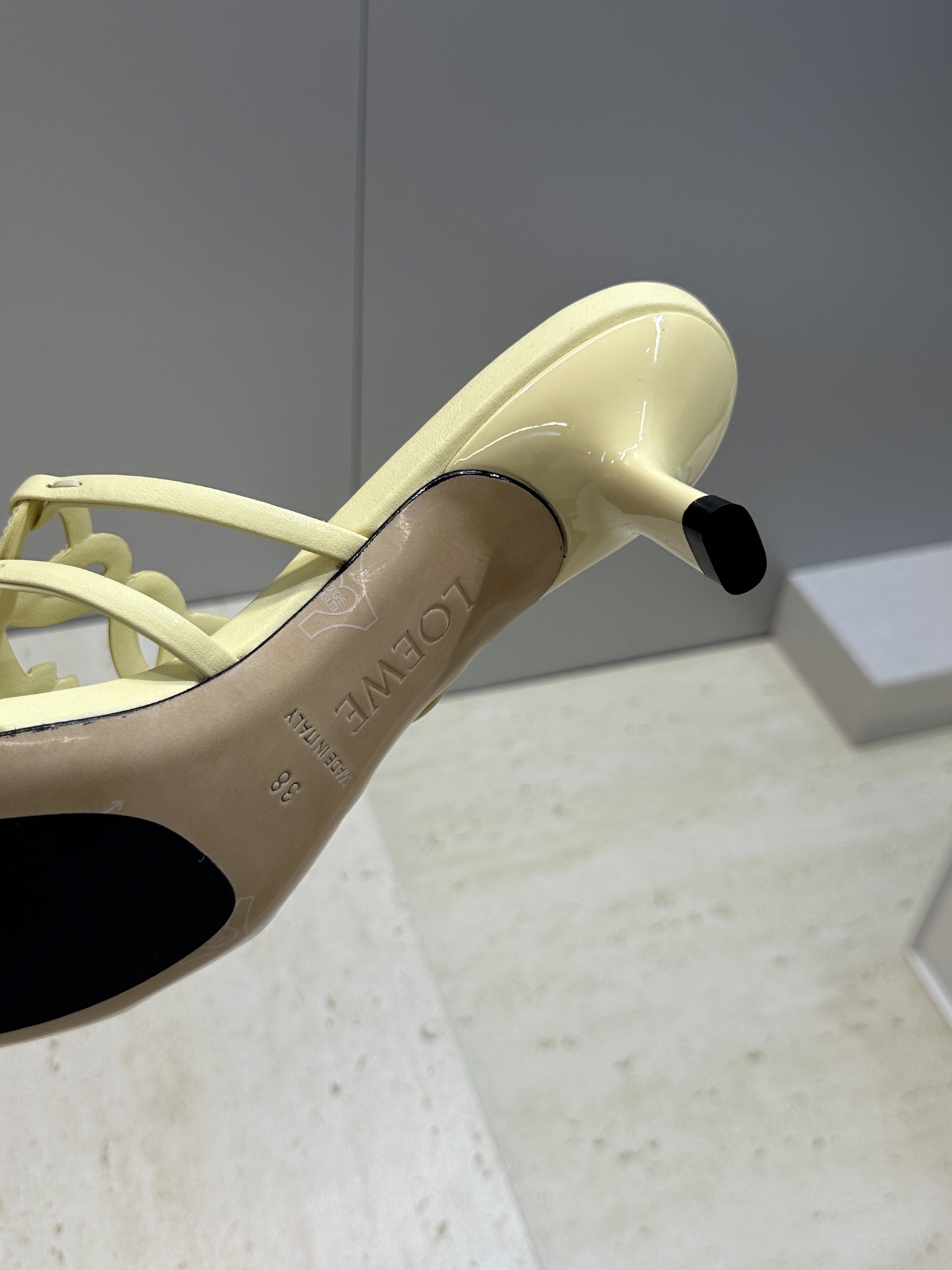 LOEWE 2026早春新款果冻色水钻女鞋  罗意威字母logo低跟方头镂空露趾凉拖鞋材质：鞋面进口羊猄