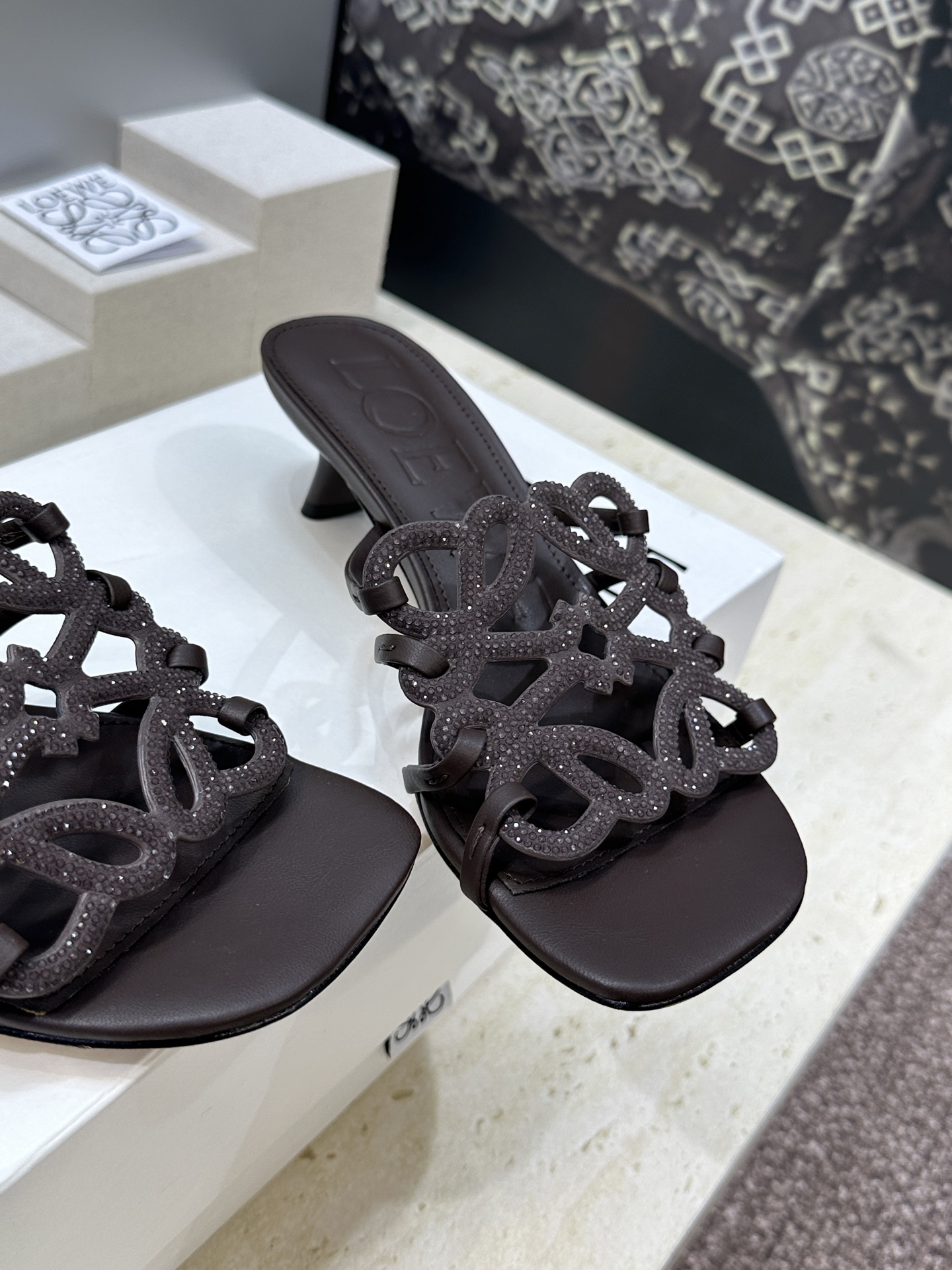 LOEWE 2026早春新款果冻色水钻女鞋  罗意威字母logo低跟方头镂空露趾凉拖鞋材质：鞋面进口羊猄