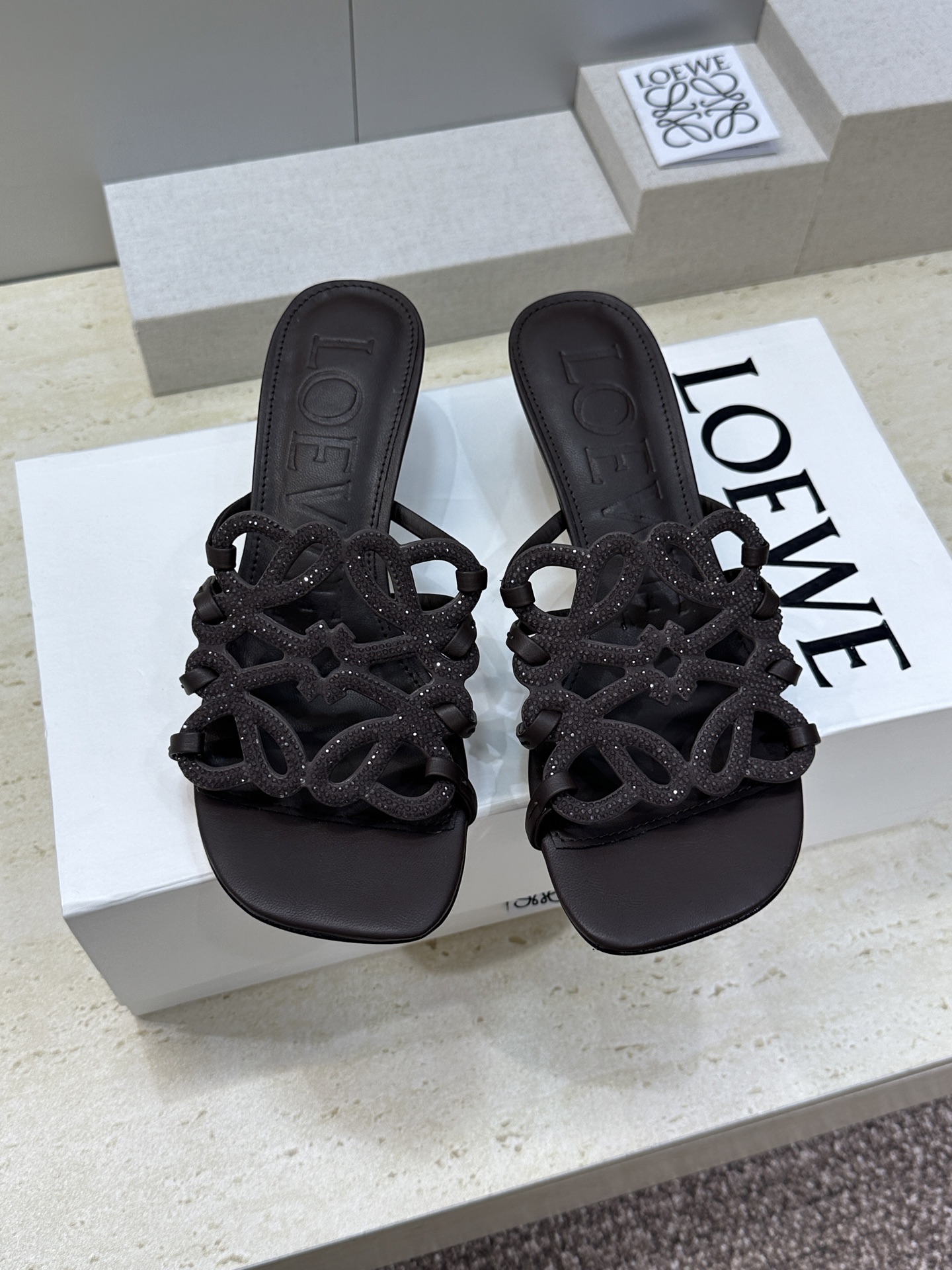 LOEWE 2026早春新款果冻色水钻女鞋  罗意威字母logo低跟方头镂空露趾凉拖鞋材质：鞋面进口羊猄