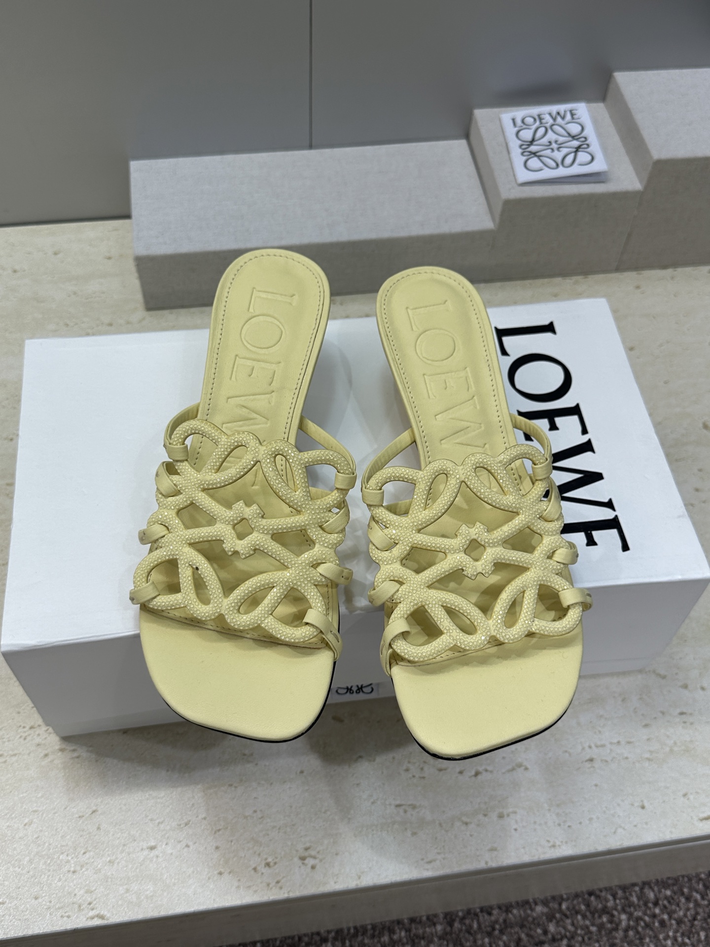 LOEWE 2026早春新款果冻色水钻女鞋  罗意威字母logo低跟方头镂空露趾凉拖鞋材质：鞋面进口羊猄