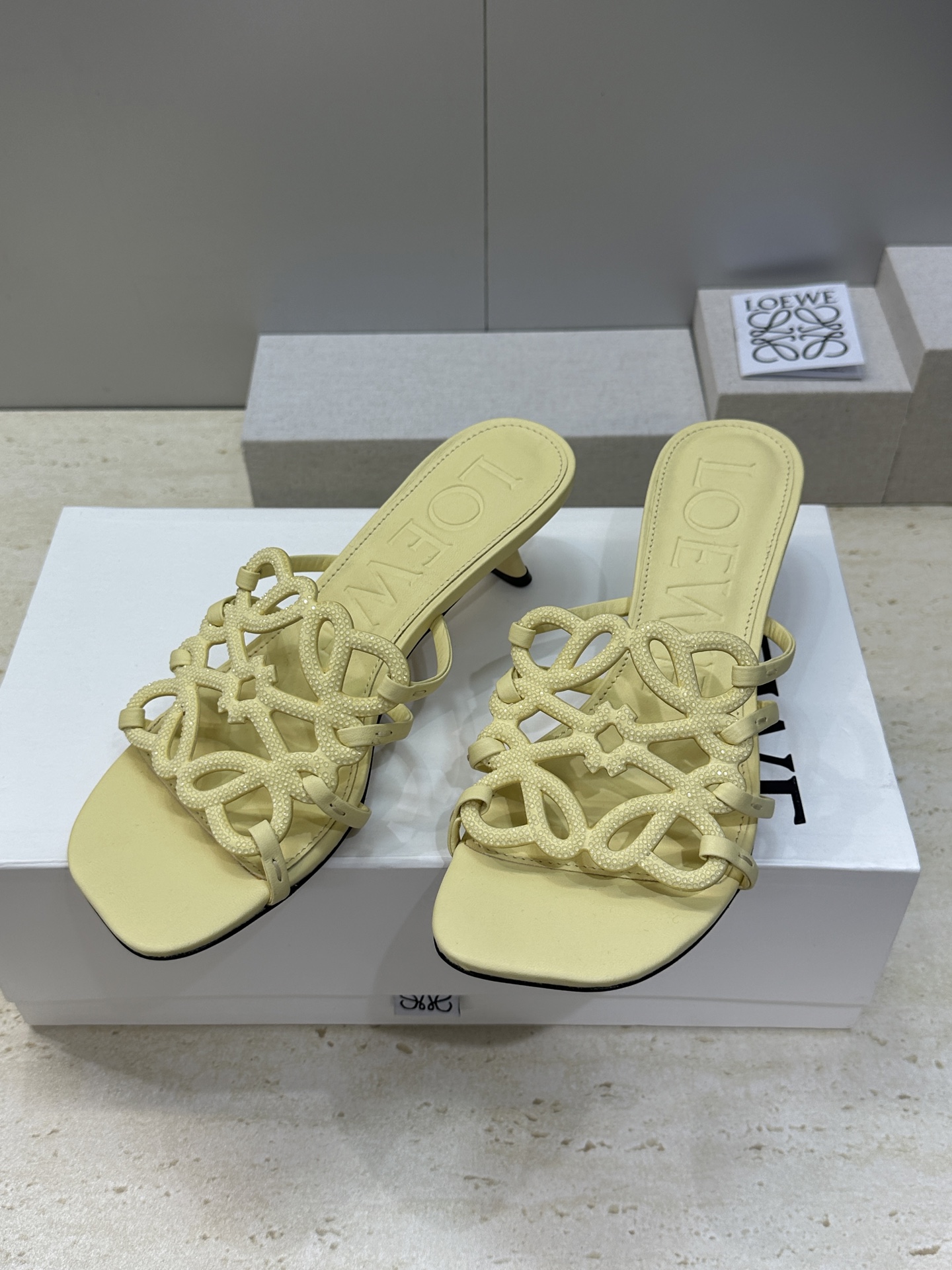 LOEWE 2026早春新款果冻色水钻女鞋  罗意威字母logo低跟方头镂空露趾凉拖鞋材质：鞋面进口羊猄