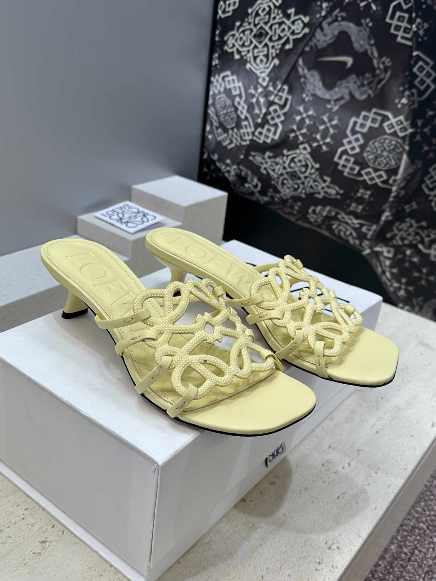 LOEWE 2026早春新款果冻色水钻女鞋  罗意威字母logo低跟方头镂空露趾凉拖鞋材质：鞋面进口羊猄