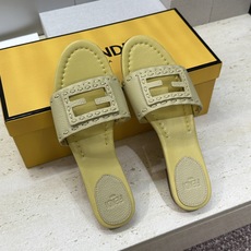 芬迪 Fendi 2026春夏新款果冻色懒人沙滩女鞋 F家字母logo平底圆头镂空露趾凉拖鞋材质:鞋面进 芬迪 Fendi 2026春夏新款果冻色懒人沙滩女鞋 F家字母logo平底圆头镂空露趾凉拖鞋材质:鞋面进