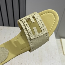 芬迪 Fendi 2026春夏新款果冻色懒人沙滩女鞋 F家字母logo平底圆头镂空露趾凉拖鞋材质:鞋面进 芬迪 Fendi 2026春夏新款果冻色懒人沙滩女鞋 F家字母logo平底圆头镂空露趾凉拖鞋材质:鞋面进