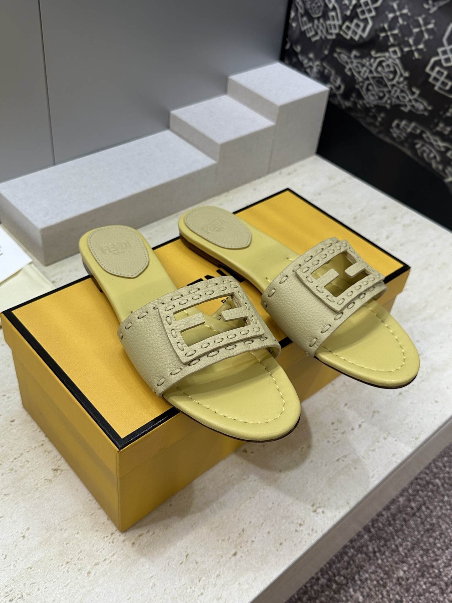 芬迪 Fendi 2026春夏新款果冻色懒人沙滩女鞋 F家字母logo平底圆头镂空露趾凉拖鞋材质：鞋面进