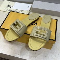 芬迪 Fendi 2026春夏新款果冻色懒人沙滩女鞋 F家字母logo平底圆头镂空露趾凉拖鞋材质:鞋面进 芬迪 Fendi 2026春夏新款果冻色懒人沙滩女鞋 F家字母logo平底圆头镂空露趾凉拖鞋材质:鞋面进
