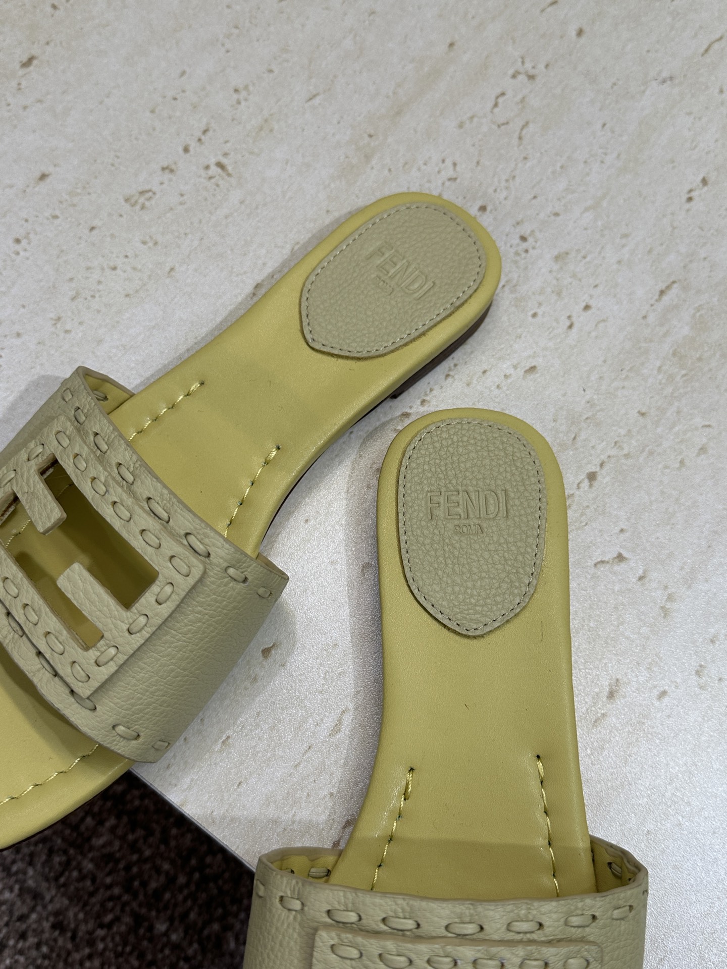 芬迪 Fendi 2026春夏新款果冻色懒人沙滩女鞋 F家字母logo平底圆头镂空露趾凉拖鞋材质:鞋面进 芬迪 Fendi 2026春夏新款果冻色懒人沙滩女鞋 F家字母logo平底圆头镂空露趾凉拖鞋材质:鞋面进