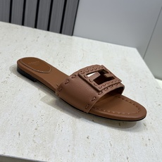 芬迪 Fendi 2026春夏新款果冻色懒人沙滩女鞋 F家字母logo平底圆头镂空露趾凉拖鞋材质:鞋面进 芬迪 Fendi 2026春夏新款果冻色懒人沙滩女鞋 F家字母logo平底圆头镂空露趾凉拖鞋材质:鞋面进
