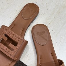 芬迪 Fendi 2026春夏新款果冻色懒人沙滩女鞋 F家字母logo平底圆头镂空露趾凉拖鞋材质:鞋面进 芬迪 Fendi 2026春夏新款果冻色懒人沙滩女鞋 F家字母logo平底圆头镂空露趾凉拖鞋材质:鞋面进