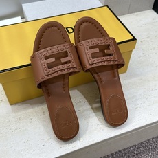芬迪 Fendi 2026春夏新款果冻色懒人沙滩女鞋 F家字母logo平底圆头镂空露趾凉拖鞋材质:鞋面进 芬迪 Fendi 2026春夏新款果冻色懒人沙滩女鞋 F家字母logo平底圆头镂空露趾凉拖鞋材质:鞋面进