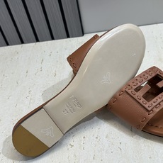 芬迪 Fendi 2026春夏新款果冻色懒人沙滩女鞋 F家字母logo平底圆头镂空露趾凉拖鞋材质:鞋面进 芬迪 Fendi 2026春夏新款果冻色懒人沙滩女鞋 F家字母logo平底圆头镂空露趾凉拖鞋材质:鞋面进