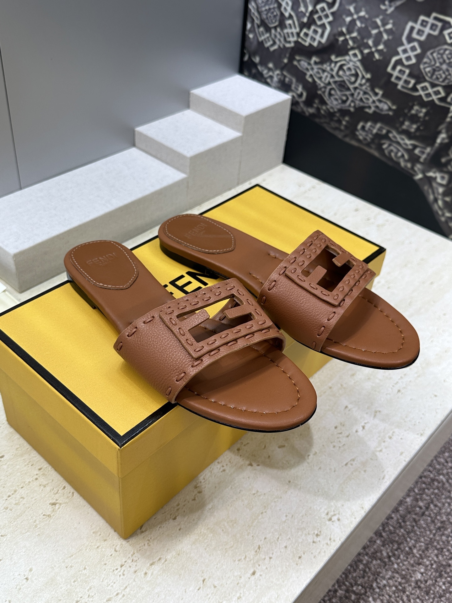 芬迪 Fendi 2026春夏新款果冻色懒人沙滩女鞋 F家字母logo平底圆头镂空露趾凉拖鞋材质：鞋面进