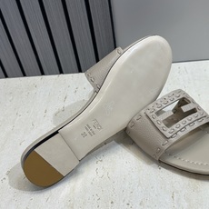 芬迪 Fendi 2026春夏新款果冻色懒人沙滩女鞋 F家字母logo平底圆头镂空露趾凉拖鞋材质:鞋面进 芬迪 Fendi 2026春夏新款果冻色懒人沙滩女鞋 F家字母logo平底圆头镂空露趾凉拖鞋材质:鞋面进
