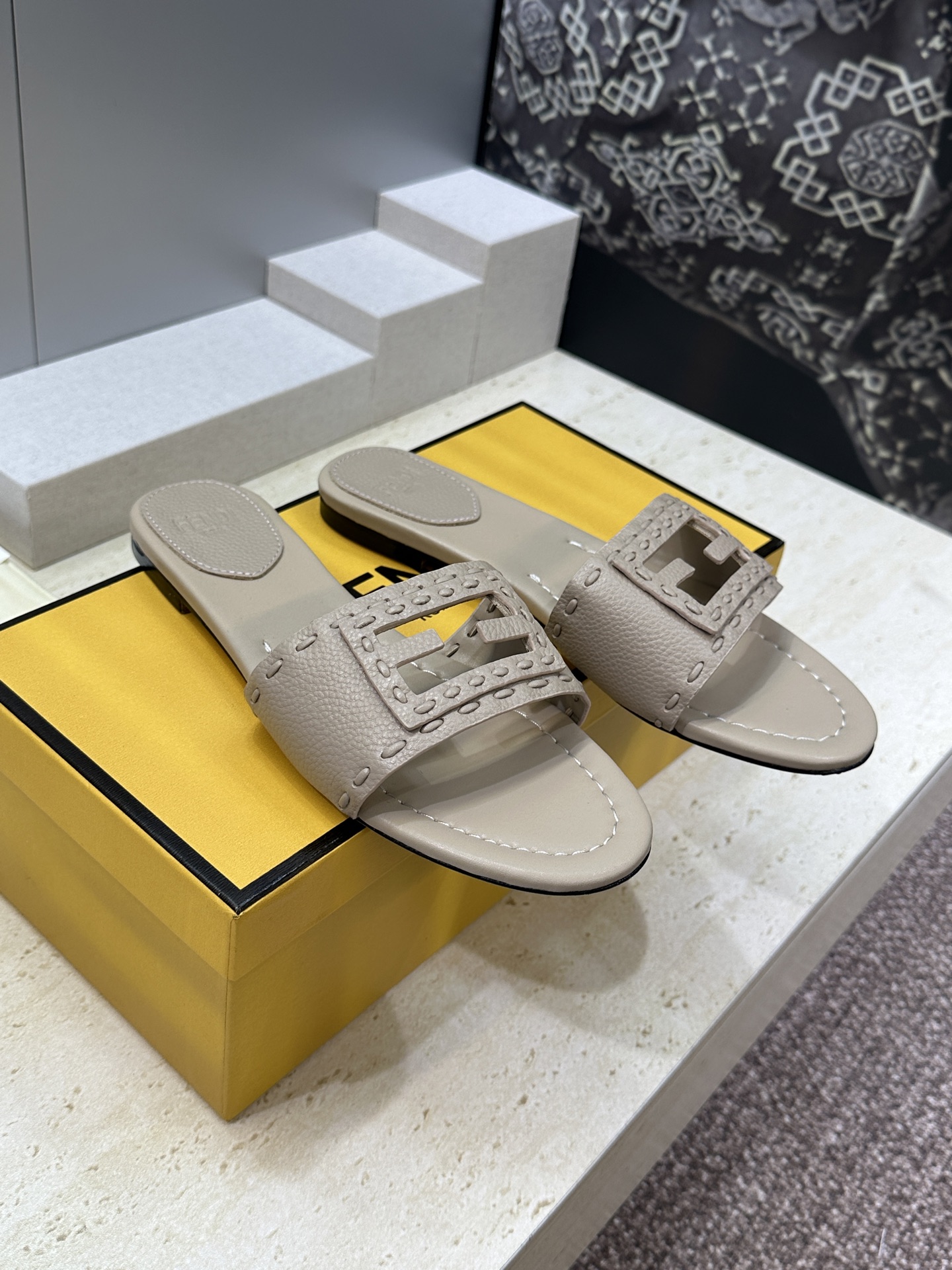 芬迪 Fendi 2026春夏新款果冻色懒人沙滩女鞋 F家字母logo平底圆头镂空露趾凉拖鞋材质：鞋面进