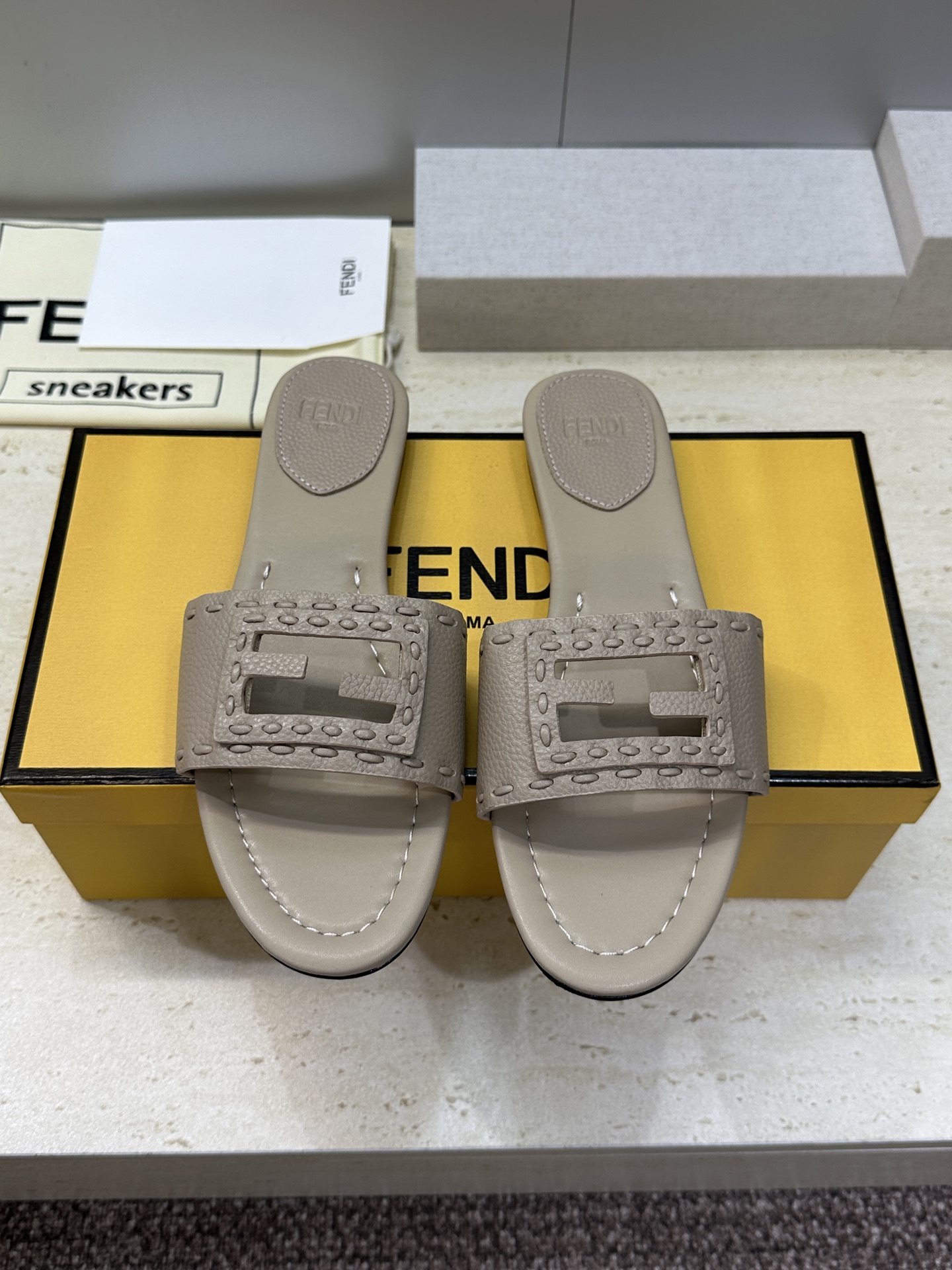 芬迪 Fendi 2026春夏新款果冻色懒人沙滩女鞋 F家字母logo平底圆头镂空露趾凉拖鞋材质:鞋面进 芬迪 Fendi 2026春夏新款果冻色懒人沙滩女鞋 F家字母logo平底圆头镂空露趾凉拖鞋材质:鞋面进