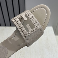 芬迪 Fendi 2026春夏新款果冻色懒人沙滩女鞋 F家字母logo平底圆头镂空露趾凉拖鞋材质:鞋面进 芬迪 Fendi 2026春夏新款果冻色懒人沙滩女鞋 F家字母logo平底圆头镂空露趾凉拖鞋材质:鞋面进