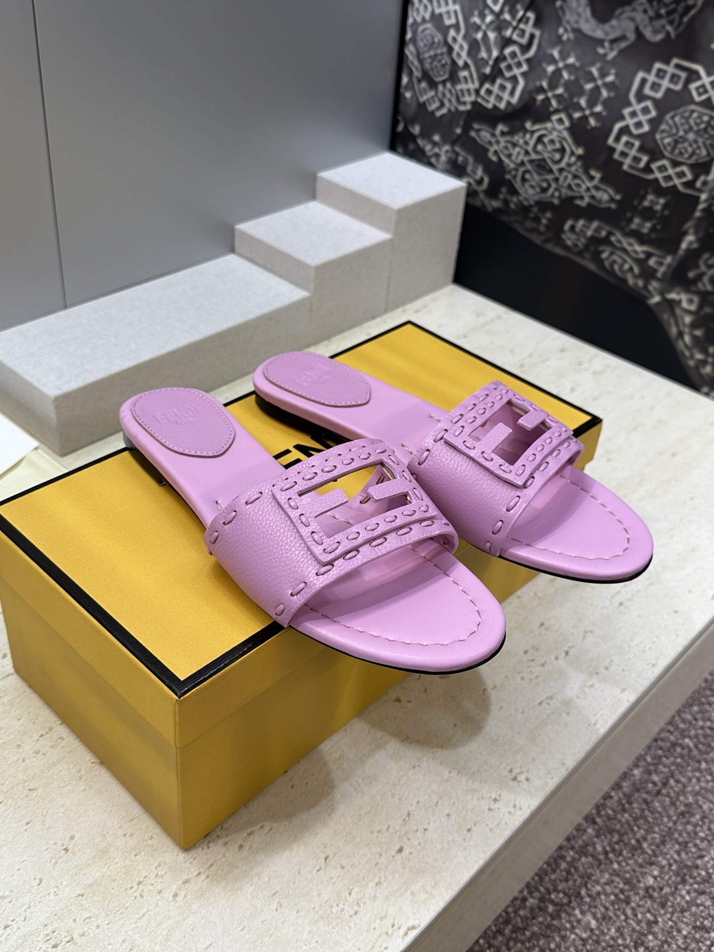 芬迪 Fendi 2026春夏新款果冻色懒人沙滩女鞋 F家字母logo平底圆头镂空露趾凉拖鞋材质：鞋面进