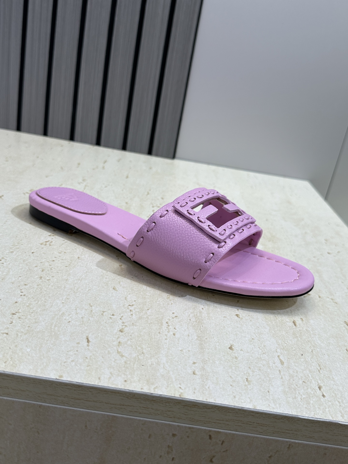 芬迪 Fendi 2026春夏新款果冻色懒人沙滩女鞋 F家字母logo平底圆头镂空露趾凉拖鞋材质:鞋面进 芬迪 Fendi 2026春夏新款果冻色懒人沙滩女鞋 F家字母logo平底圆头镂空露趾凉拖鞋材质:鞋面进