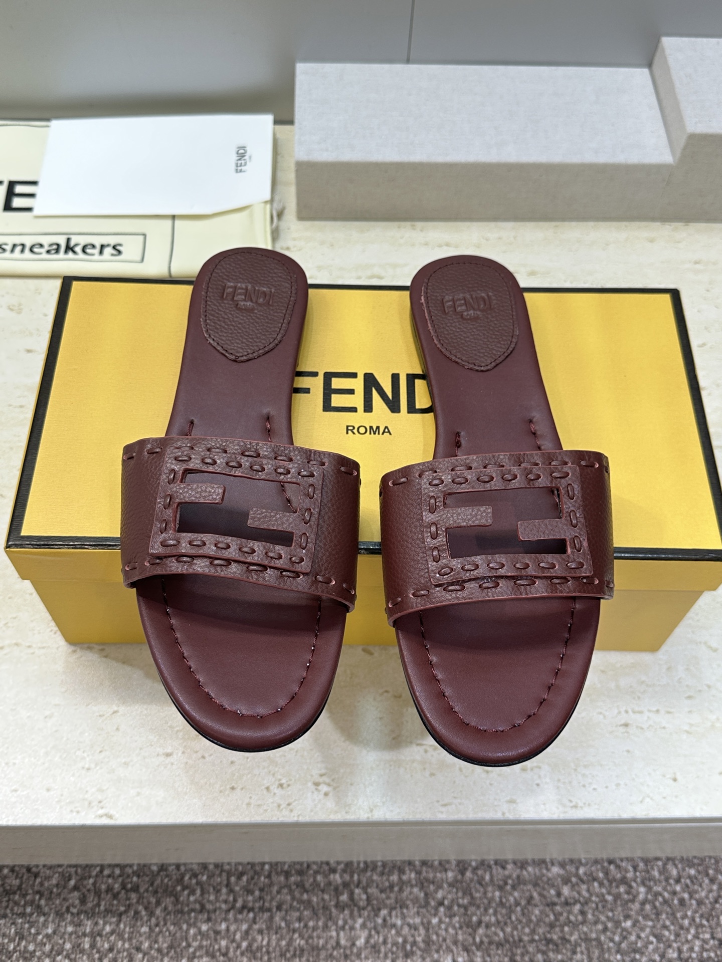 芬迪 Fendi 2026春夏新款果冻色懒人沙滩女鞋 F家字母logo平底圆头镂空露趾凉拖鞋材质：鞋面进