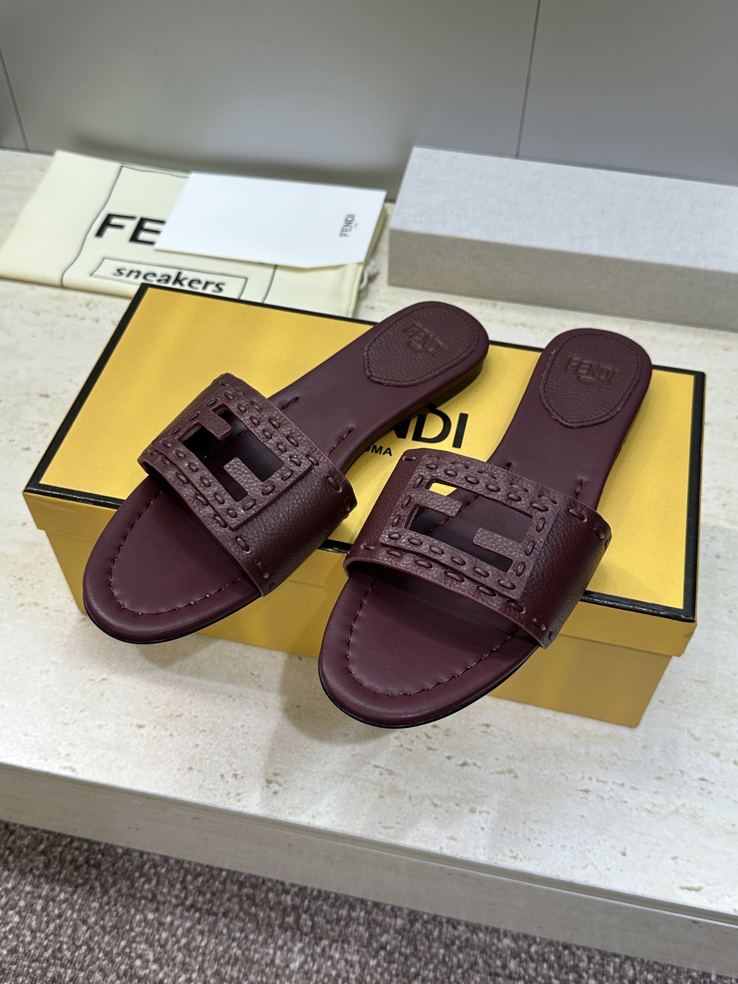 芬迪 Fendi 2026春夏新款果冻色懒人沙滩女鞋 F家字母logo平底圆头镂空露趾凉拖鞋材质：鞋面进