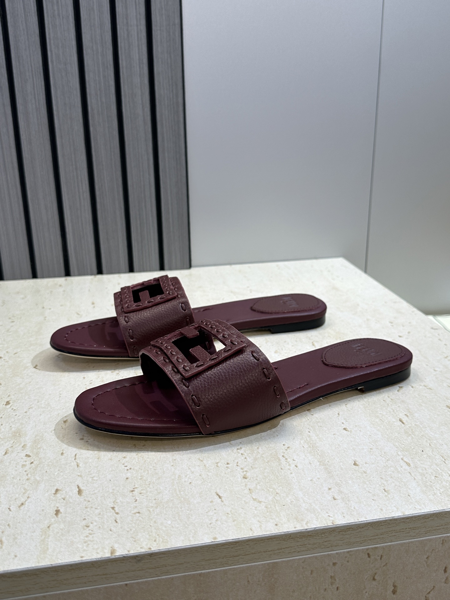 芬迪 Fendi 2026春夏新款果冻色懒人沙滩女鞋 F家字母logo平底圆头镂空露趾凉拖鞋材质：鞋面进