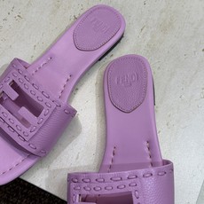 芬迪 Fendi 2026春夏新款果冻色懒人沙滩女鞋 F家字母logo平底圆头镂空露趾凉拖鞋材质:鞋面进 芬迪 Fendi 2026春夏新款果冻色懒人沙滩女鞋 F家字母logo平底圆头镂空露趾凉拖鞋材质:鞋面进