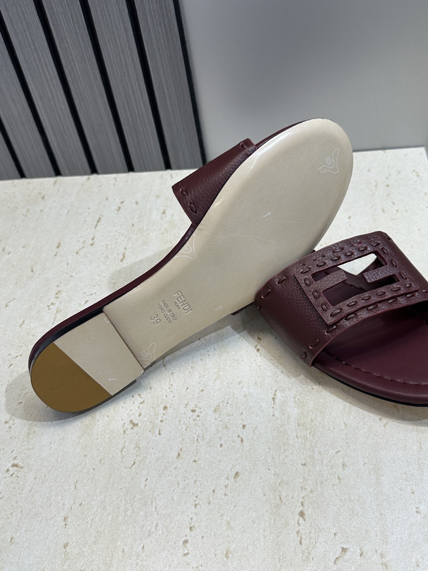 芬迪 Fendi 2026春夏新款果冻色懒人沙滩女鞋 F家字母logo平底圆头镂空露趾凉拖鞋材质：鞋面进