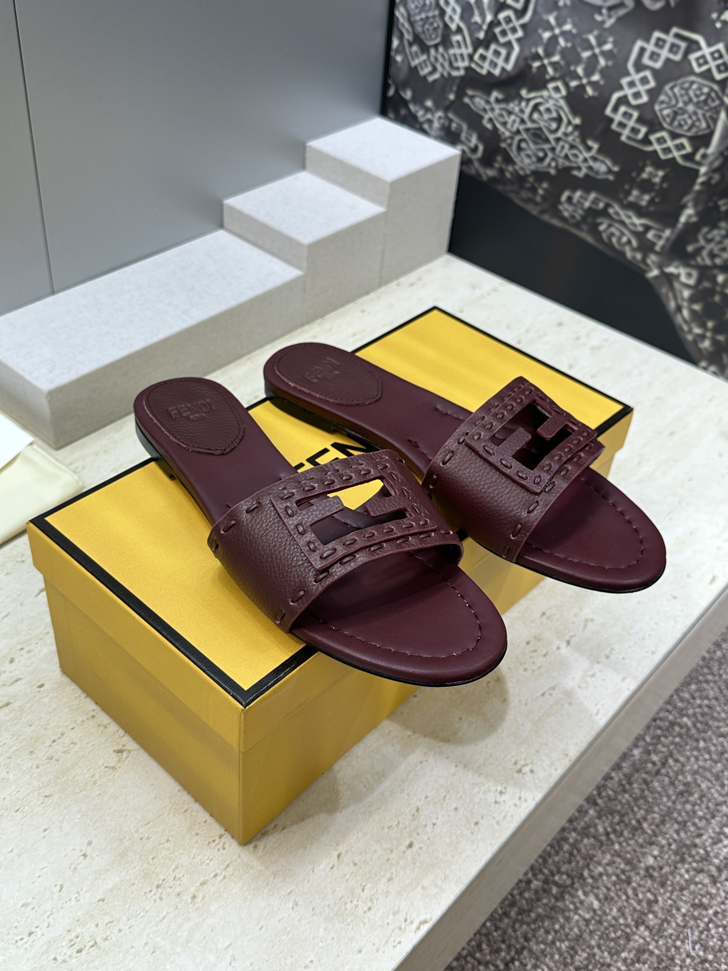 芬迪 Fendi 2026春夏新款果冻色懒人沙滩女鞋 F家字母logo平底圆头镂空露趾凉拖鞋材质：鞋面进