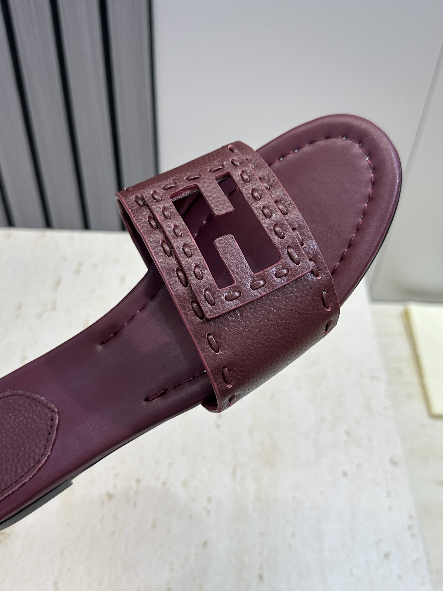 芬迪 Fendi 2026春夏新款果冻色懒人沙滩女鞋 F家字母logo平底圆头镂空露趾凉拖鞋材质：鞋面进