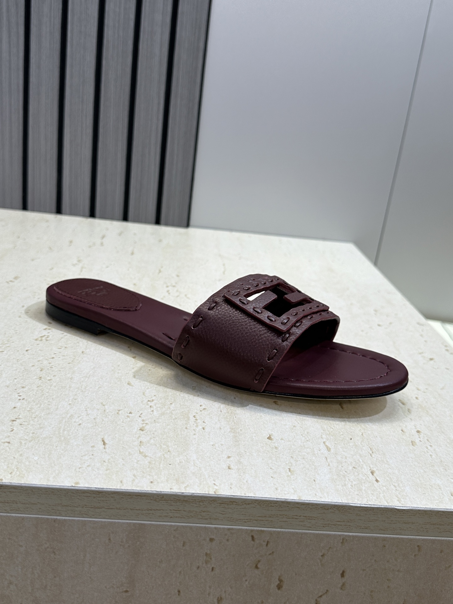 芬迪 Fendi 2026春夏新款果冻色懒人沙滩女鞋 F家字母logo平底圆头镂空露趾凉拖鞋材质：鞋面进