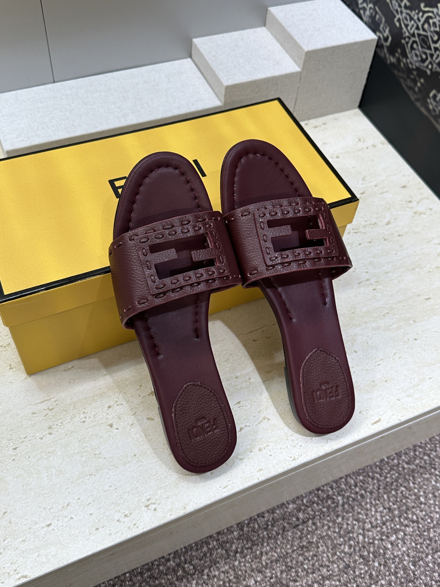 芬迪 Fendi 2026春夏新款果冻色懒人沙滩女鞋 F家字母logo平底圆头镂空露趾凉拖鞋材质：鞋面进