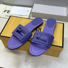 芬迪 Fendi 2026春夏新款果冻色懒人沙滩女鞋 F家字母logo平底圆头镂空露趾凉拖鞋材质:鞋面进 芬迪 Fendi 2026春夏新款果冻色懒人沙滩女鞋 F家字母logo平底圆头镂空露趾凉拖鞋材质:鞋面进