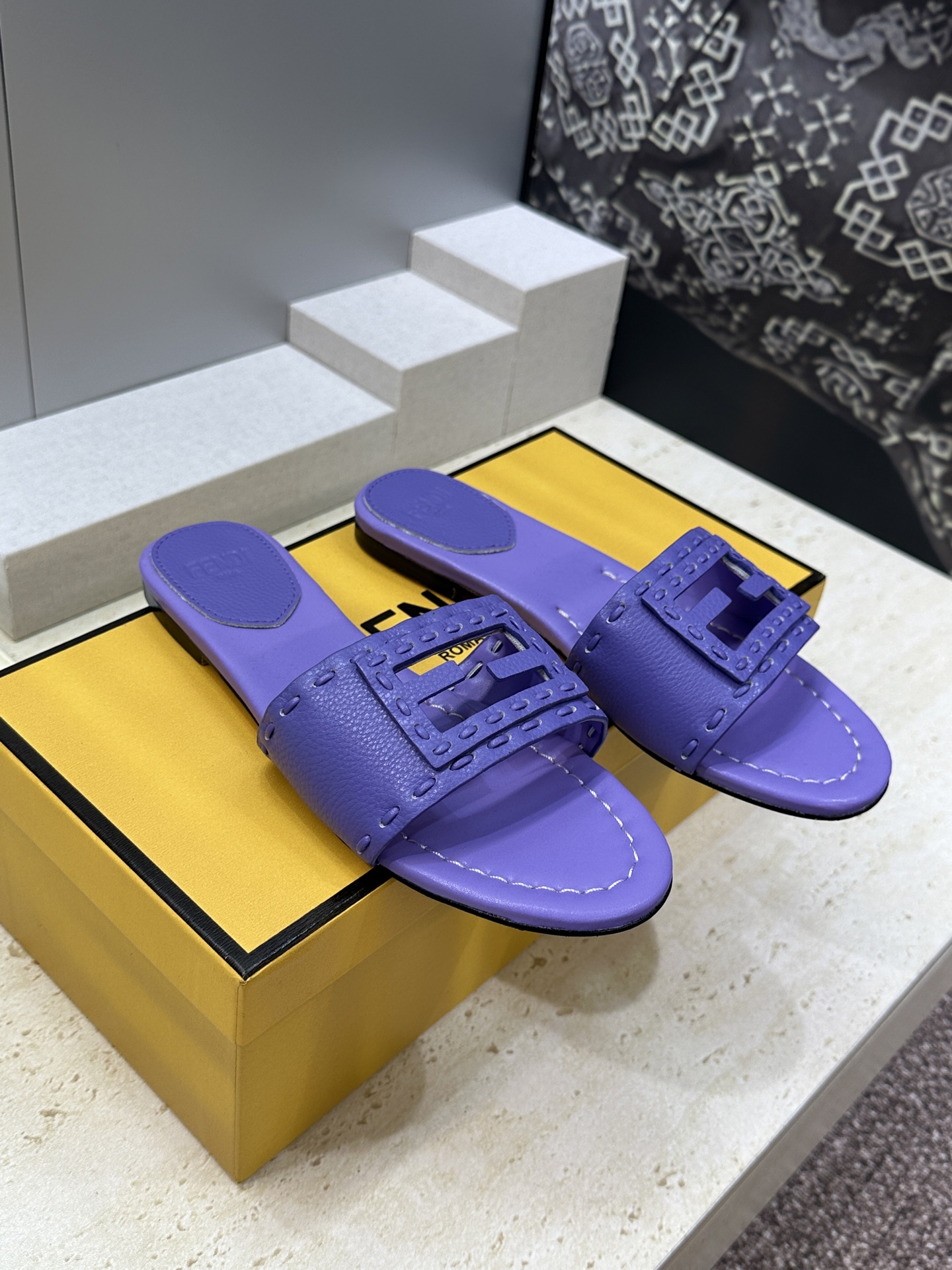 芬迪 Fendi 2026春夏新款果冻色懒人沙滩女鞋 F家字母logo平底圆头镂空露趾凉拖鞋材质：鞋面进