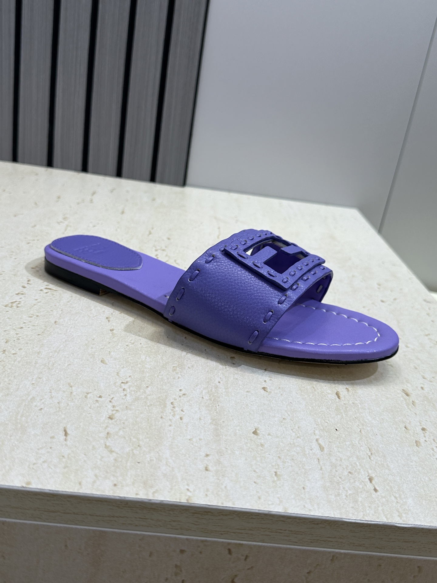 芬迪 Fendi 2026春夏新款果冻色懒人沙滩女鞋 F家字母logo平底圆头镂空露趾凉拖鞋材质:鞋面进 芬迪 Fendi 2026春夏新款果冻色懒人沙滩女鞋 F家字母logo平底圆头镂空露趾凉拖鞋材质:鞋面进