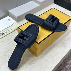 芬迪 Fendi 2026春夏新款果冻色懒人沙滩女鞋 F家字母logo平底圆头镂空露趾凉拖鞋材质:鞋面进 芬迪 Fendi 2026春夏新款果冻色懒人沙滩女鞋 F家字母logo平底圆头镂空露趾凉拖鞋材质:鞋面进