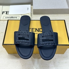 芬迪 Fendi 2026春夏新款果冻色懒人沙滩女鞋 F家字母logo平底圆头镂空露趾凉拖鞋材质:鞋面进 芬迪 Fendi 2026春夏新款果冻色懒人沙滩女鞋 F家字母logo平底圆头镂空露趾凉拖鞋材质:鞋面进