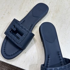 芬迪 Fendi 2026春夏新款果冻色懒人沙滩女鞋 F家字母logo平底圆头镂空露趾凉拖鞋材质:鞋面进 芬迪 Fendi 2026春夏新款果冻色懒人沙滩女鞋 F家字母logo平底圆头镂空露趾凉拖鞋材质:鞋面进